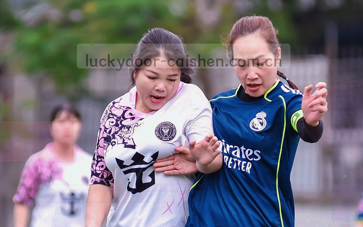 新手练习房门口挂着九段位说明卡的场景插画